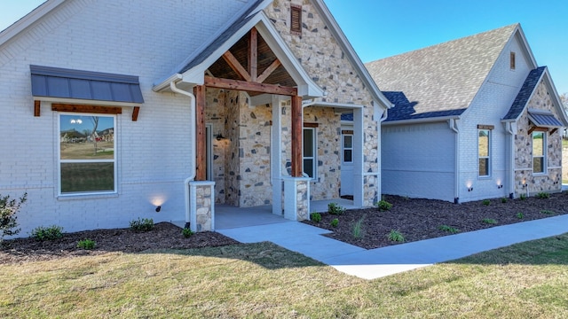 view of front of house featuring a front yard