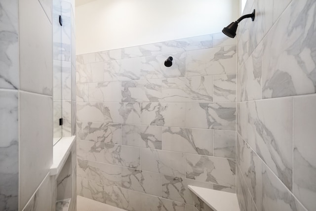 bathroom featuring a tile shower