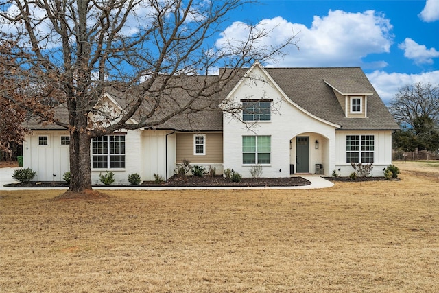 view of front facade featuring a front yard