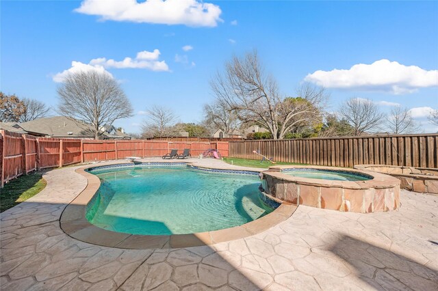 view of swimming pool with an in ground hot tub, a diving board, and a patio area