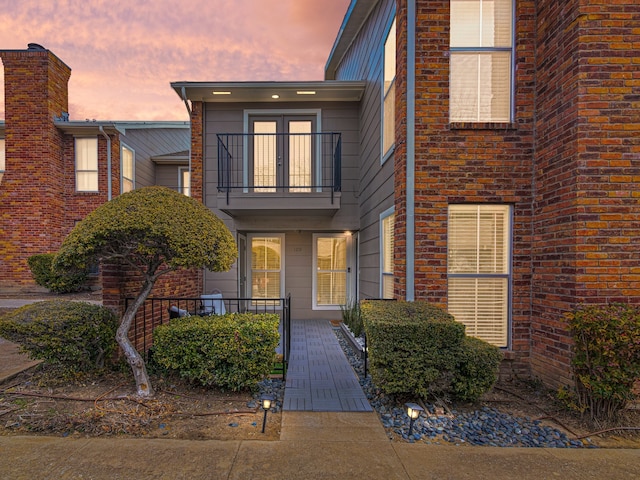 view of front of home featuring a balcony