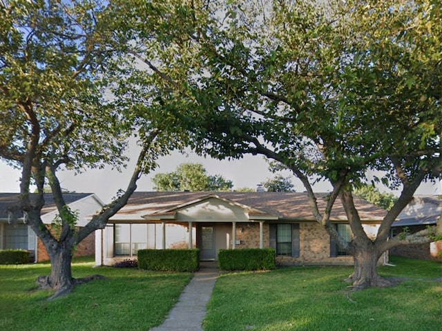 single story home featuring a front lawn