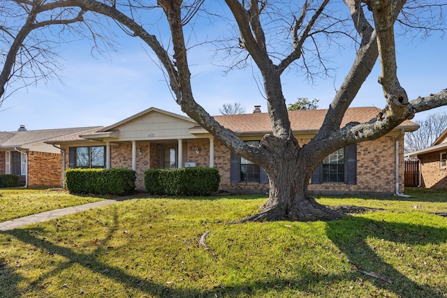 ranch-style home featuring a front lawn