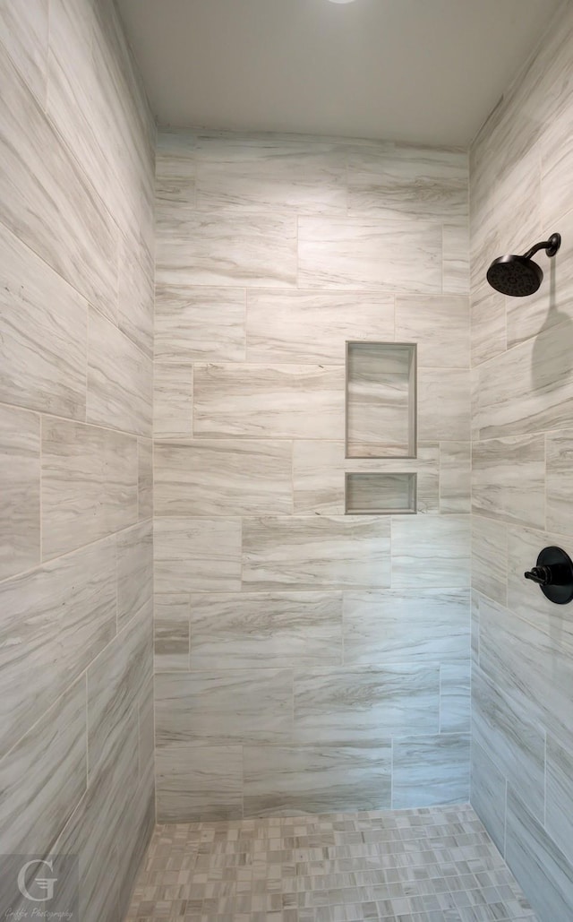 bathroom featuring tiled shower