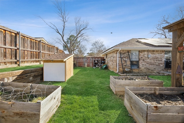 view of yard featuring a storage shed