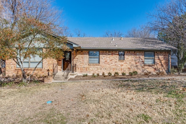 single story home featuring a front yard