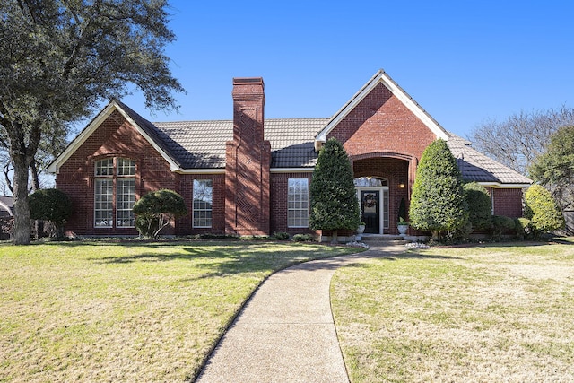 view of front of property featuring a front lawn