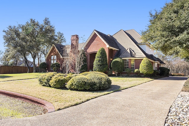 view of front of home featuring a front yard