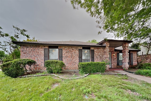 ranch-style home featuring a front yard