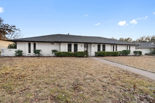 ranch-style house featuring a front lawn