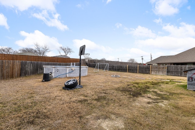 view of yard featuring an empty pool