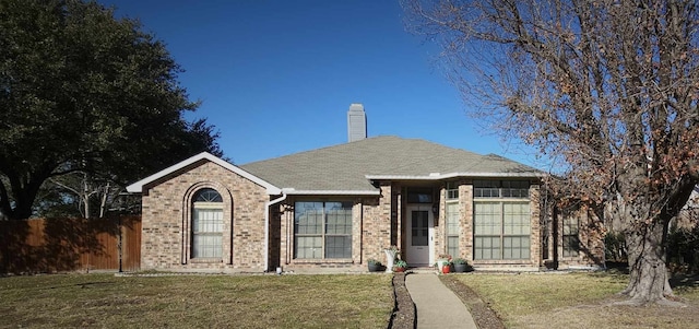 view of front of property featuring a front yard