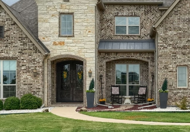 entrance to property with a yard