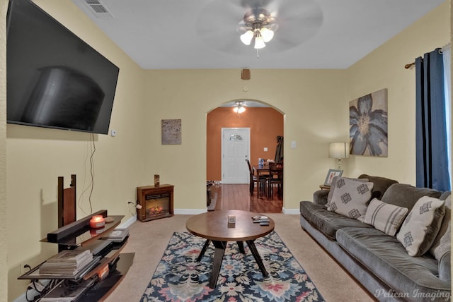 carpeted living room featuring ceiling fan