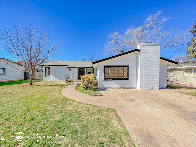 ranch-style home with a front yard