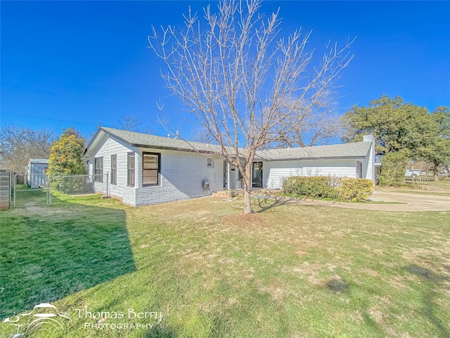 ranch-style home featuring a front yard