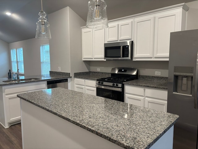 kitchen with sink, stainless steel appliances, kitchen peninsula, and white cabinets