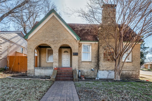 view of front of home featuring a front lawn