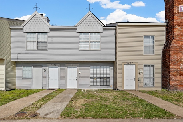 multi unit property featuring a front yard