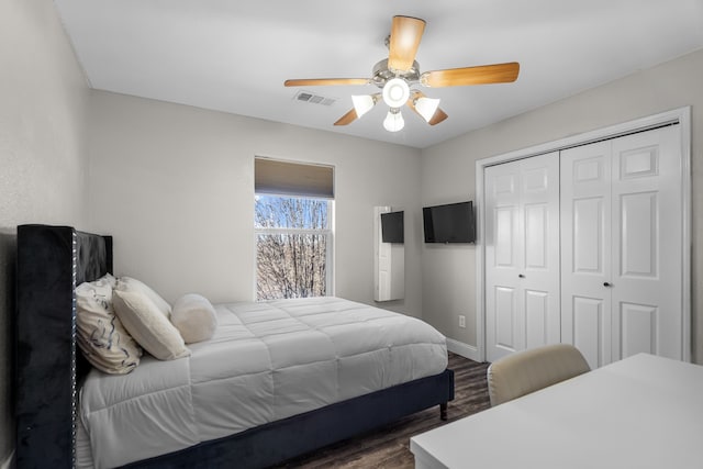 bedroom featuring ceiling fan, dark hardwood / wood-style floors, and a closet