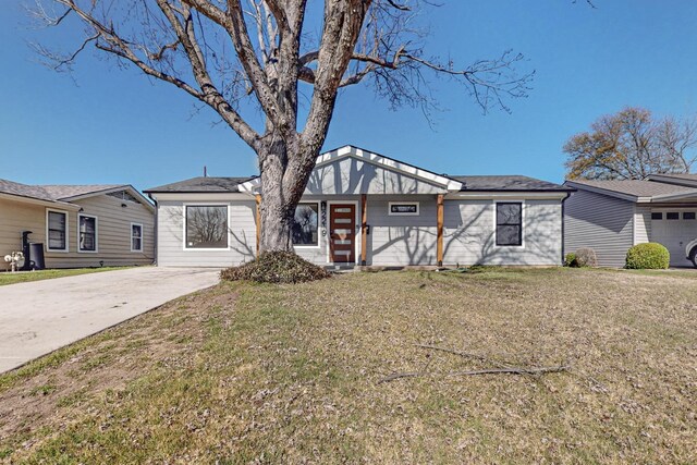 ranch-style house featuring a front yard