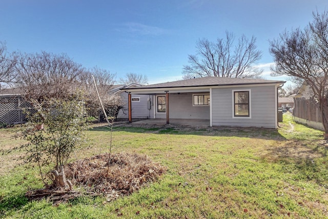 view of front of home featuring a patio and a front yard