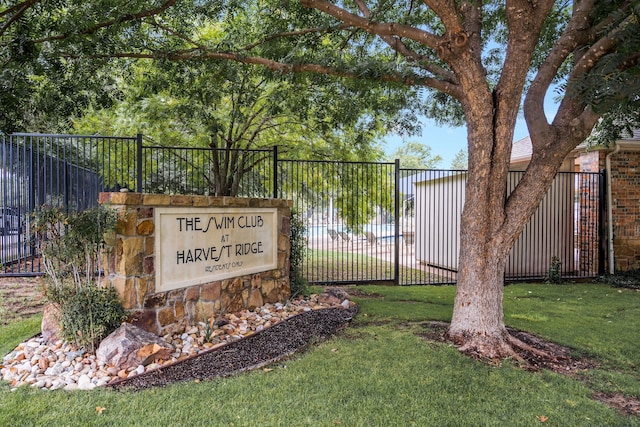 community sign featuring a yard