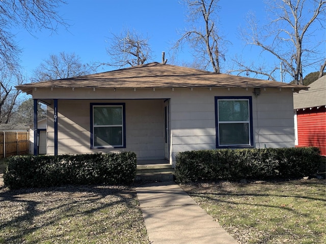 view of front of property featuring a front lawn