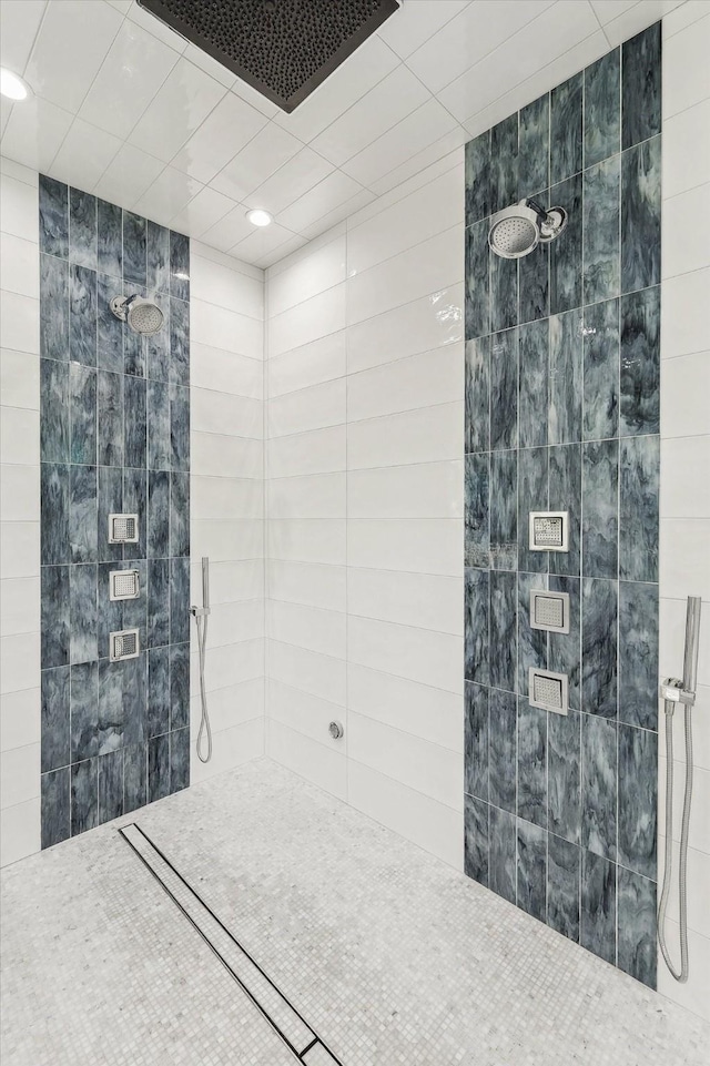 bathroom featuring a tile shower