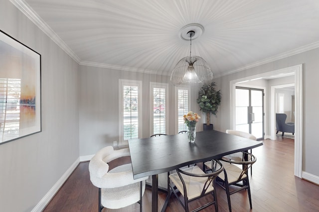 dining room featuring crown molding, dark hardwood / wood-style floors, and a chandelier