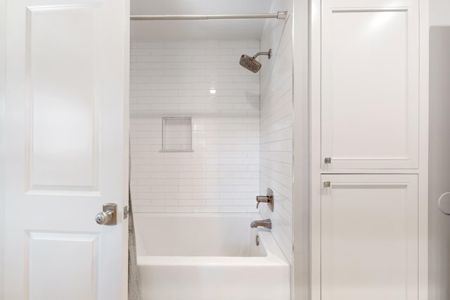 bathroom featuring tiled shower / bath combo