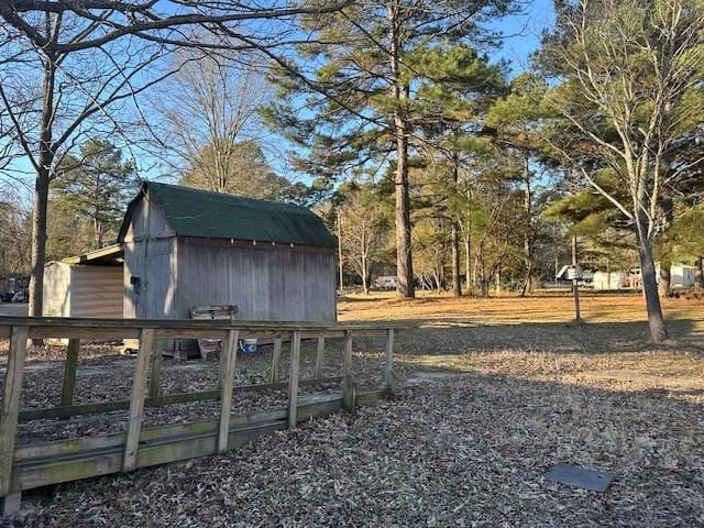 view of yard featuring an outbuilding