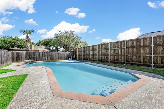 view of swimming pool