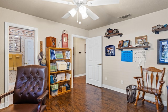 living area featuring dark wood-type flooring and ceiling fan