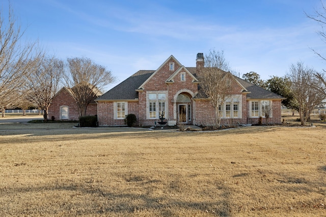 view of front of property featuring a front yard