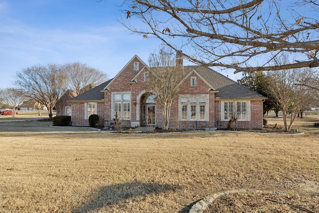 view of front of house featuring a front lawn