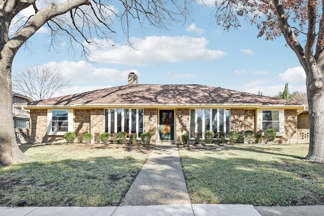 single story home featuring a front lawn