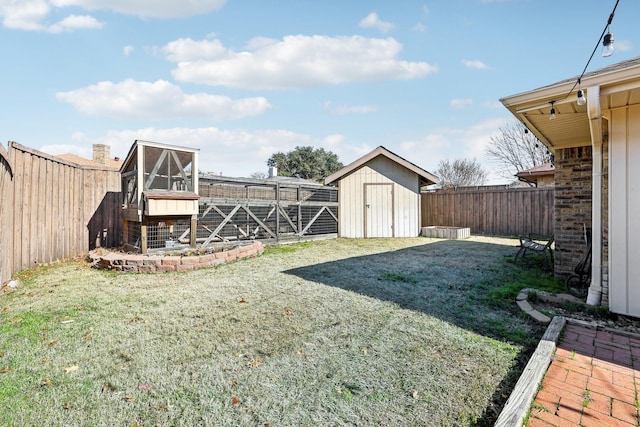 view of yard featuring a storage unit