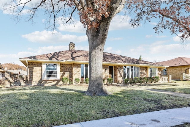 ranch-style home featuring a front lawn