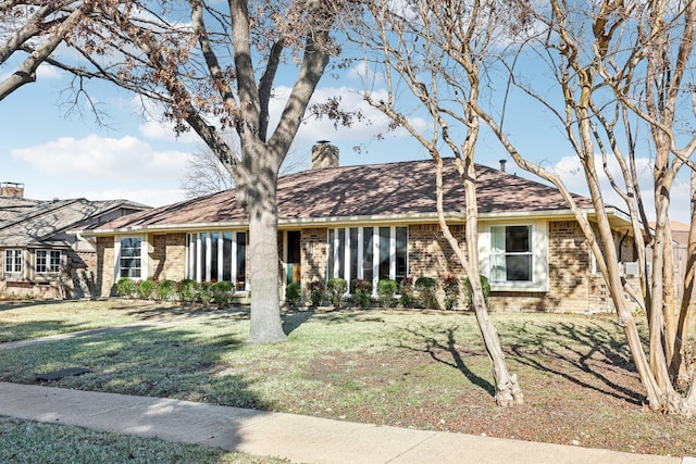 single story home featuring a front lawn