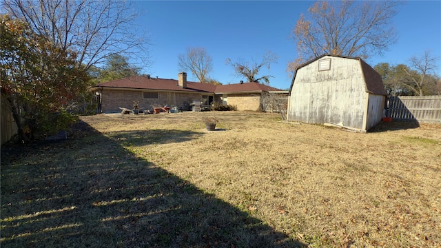 view of yard featuring a shed