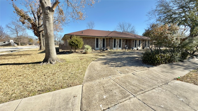 ranch-style house featuring a front lawn