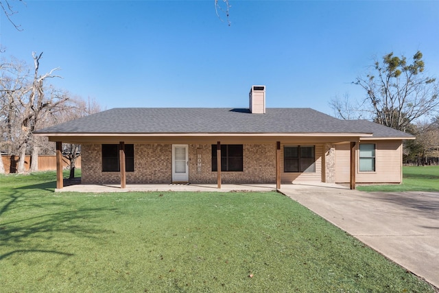 view of front of home featuring a front lawn and a carport