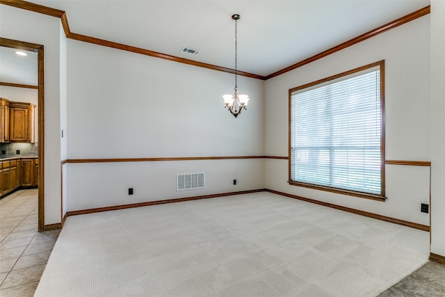 spare room featuring an inviting chandelier, crown molding, visible vents, and light carpet