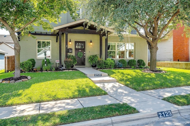 view of front of home featuring a front lawn