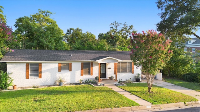 ranch-style house featuring a front yard