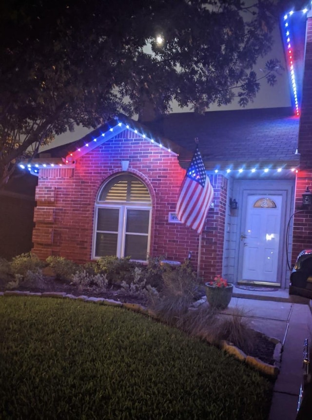 view of front of house with a front yard