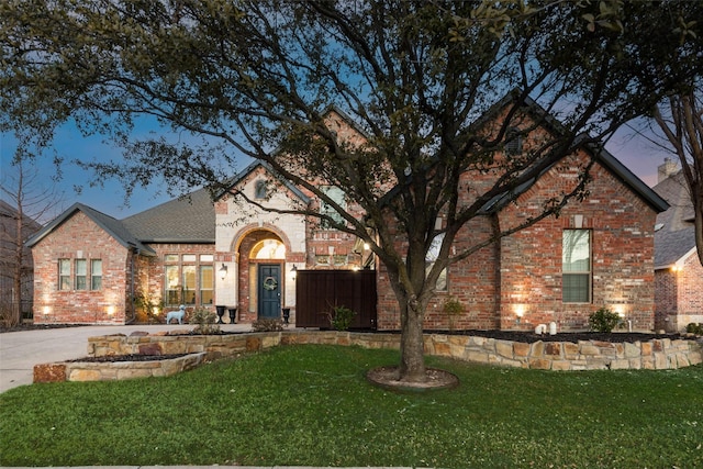 view of front of home featuring a lawn