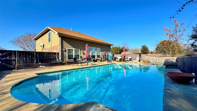 view of swimming pool