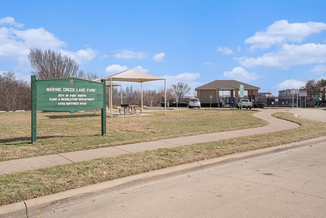 view of property's community featuring a lawn